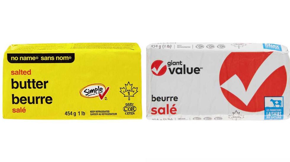 1 lb de beurre sal\u00e9 de marque sans nom sur fond blanc. Droite : 1 lb de beurre de marque Giant Value.
