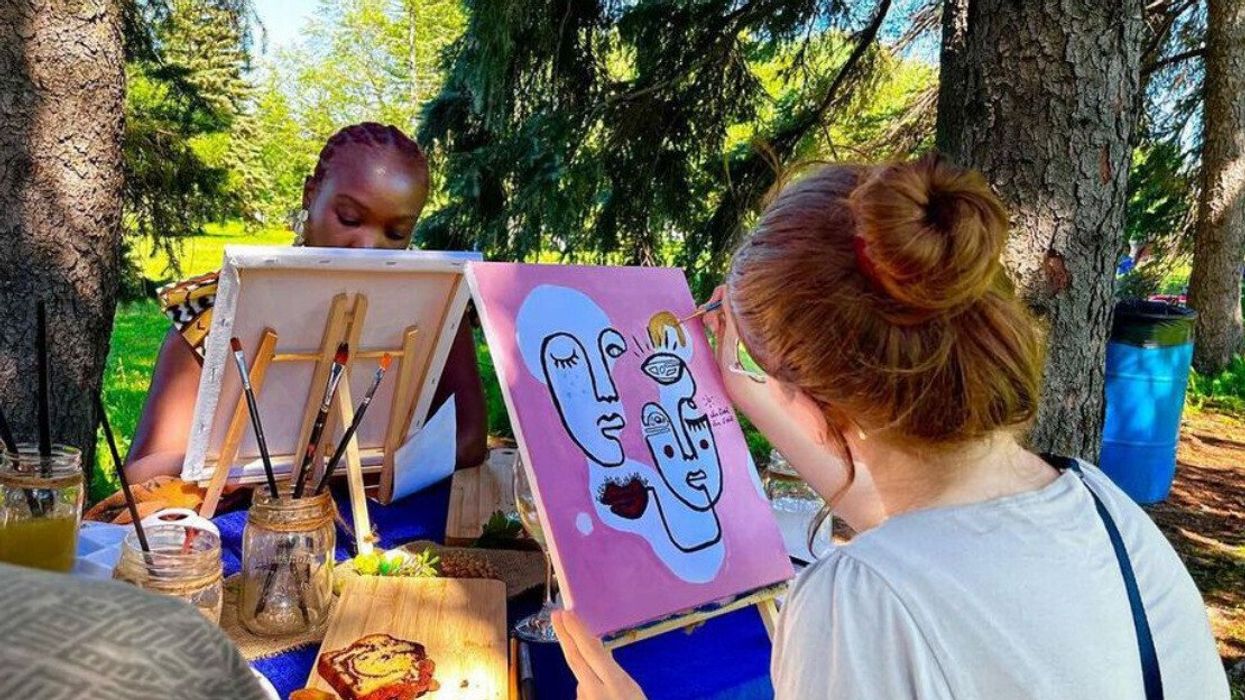 Activité de peinture avec Les Chilleuses.