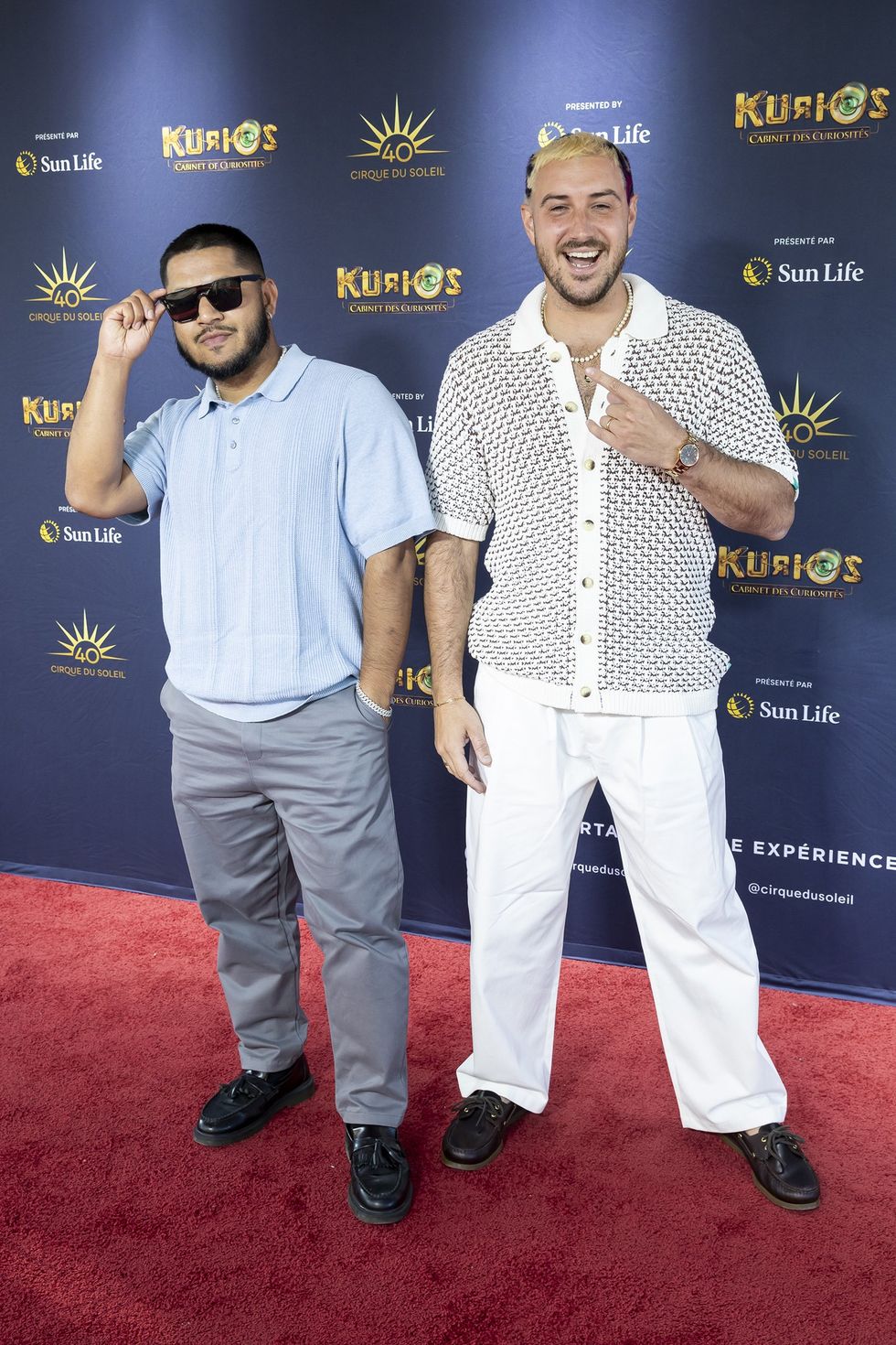 Adamo et son ami sur le tapis rouge de Kurios du Cirque du Soleil.