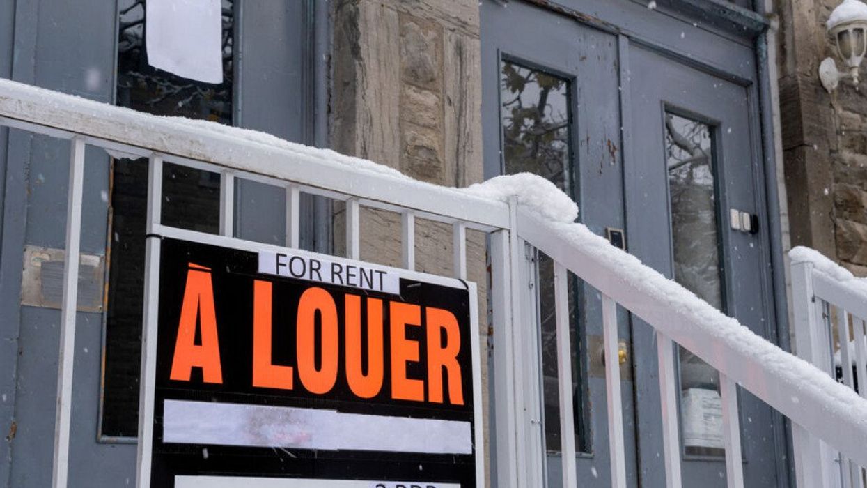 Affiche « À Louer » sur le porche d'un immeuble à Montréal.