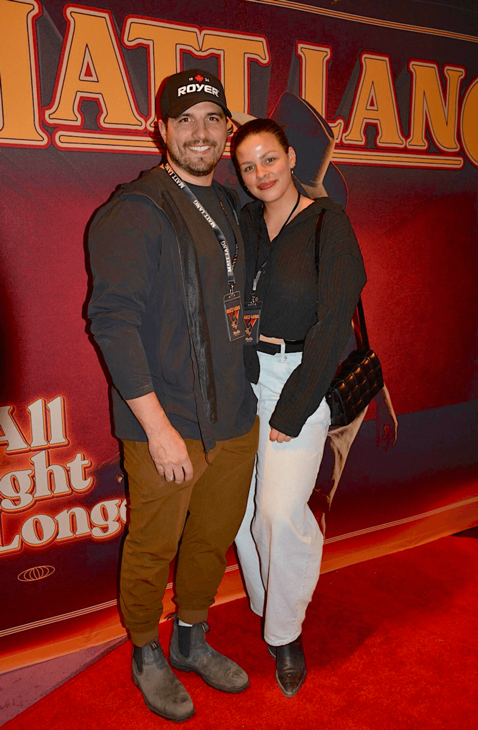 Alanis Desilets et Jo\u00ebl Gigu\u00e8re sur le tapis rouge \u00e0 la premi\u00e8re de Matt Lang.