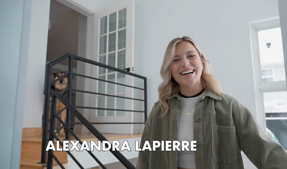 Alexandra dans l'entr\u00e9e.