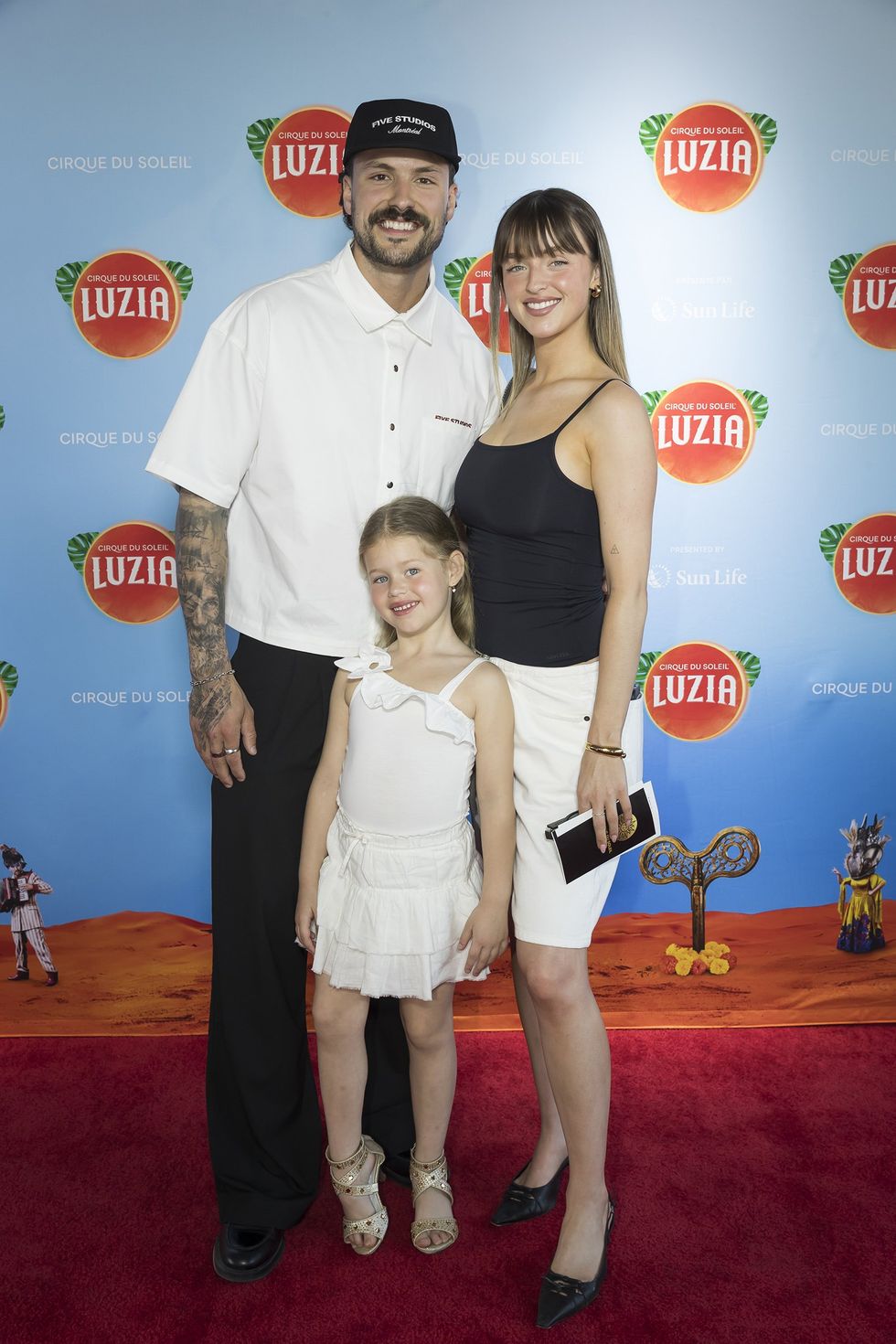 Alicia Moffet et Fr\u00e9d\u00e9rick Robichaud, avec la petite Billie Lou sur le tapis rouge de Luzia du Cirque du Soleil.