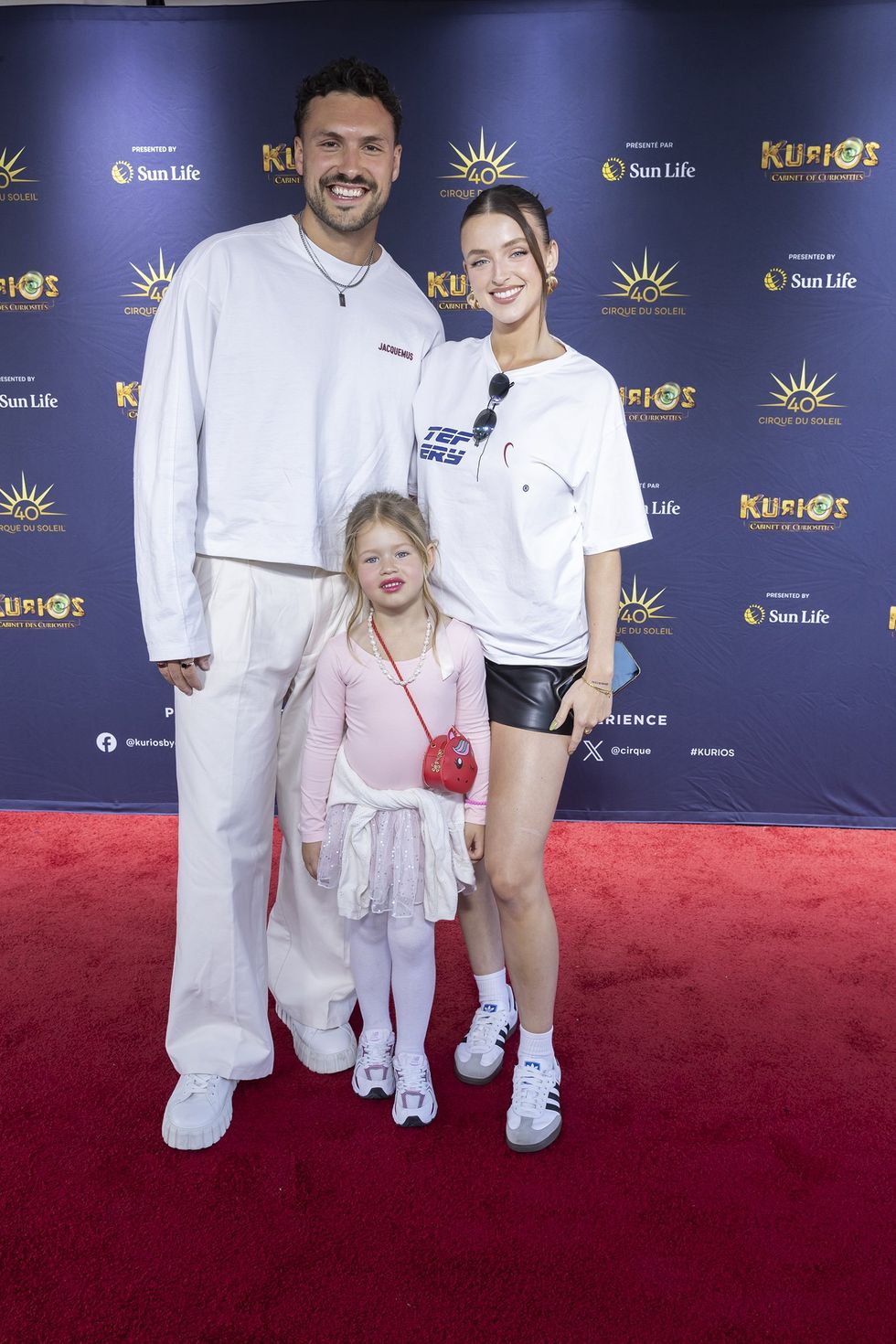 Alicia Moffet, sa fille et Fr\u00e9d\u00e9rick Robichaud sur le tapis rouge de Kurios du Cirque du Soleil.