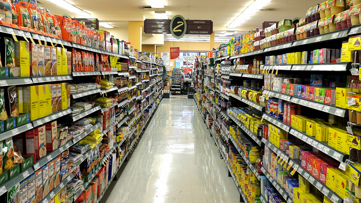 Allée d'une épicerie Provigo dans la section des pâtes, riz et dessert.