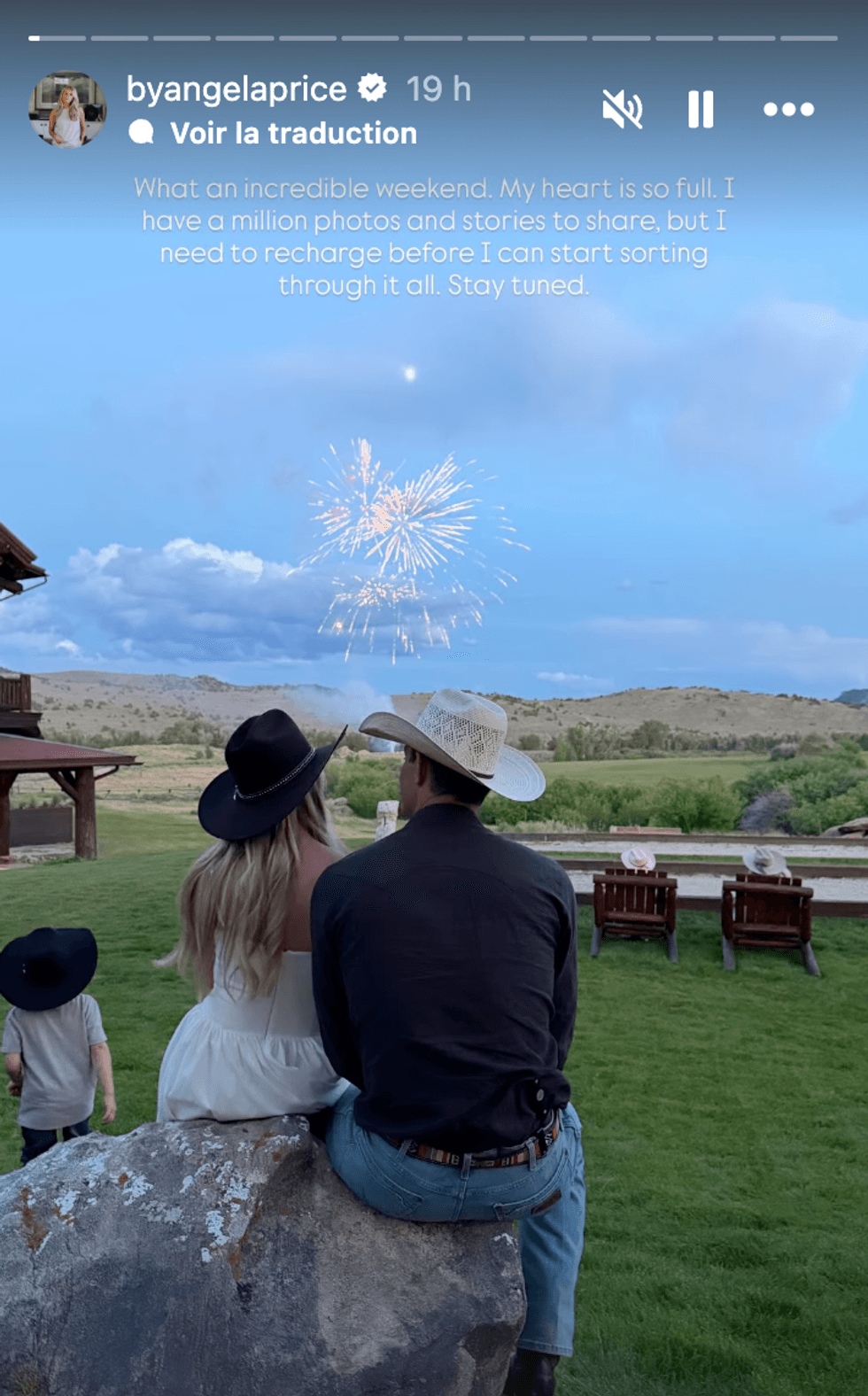 Angela et Carey Price devant des feux d'artifice au Brush Creek Ranch.