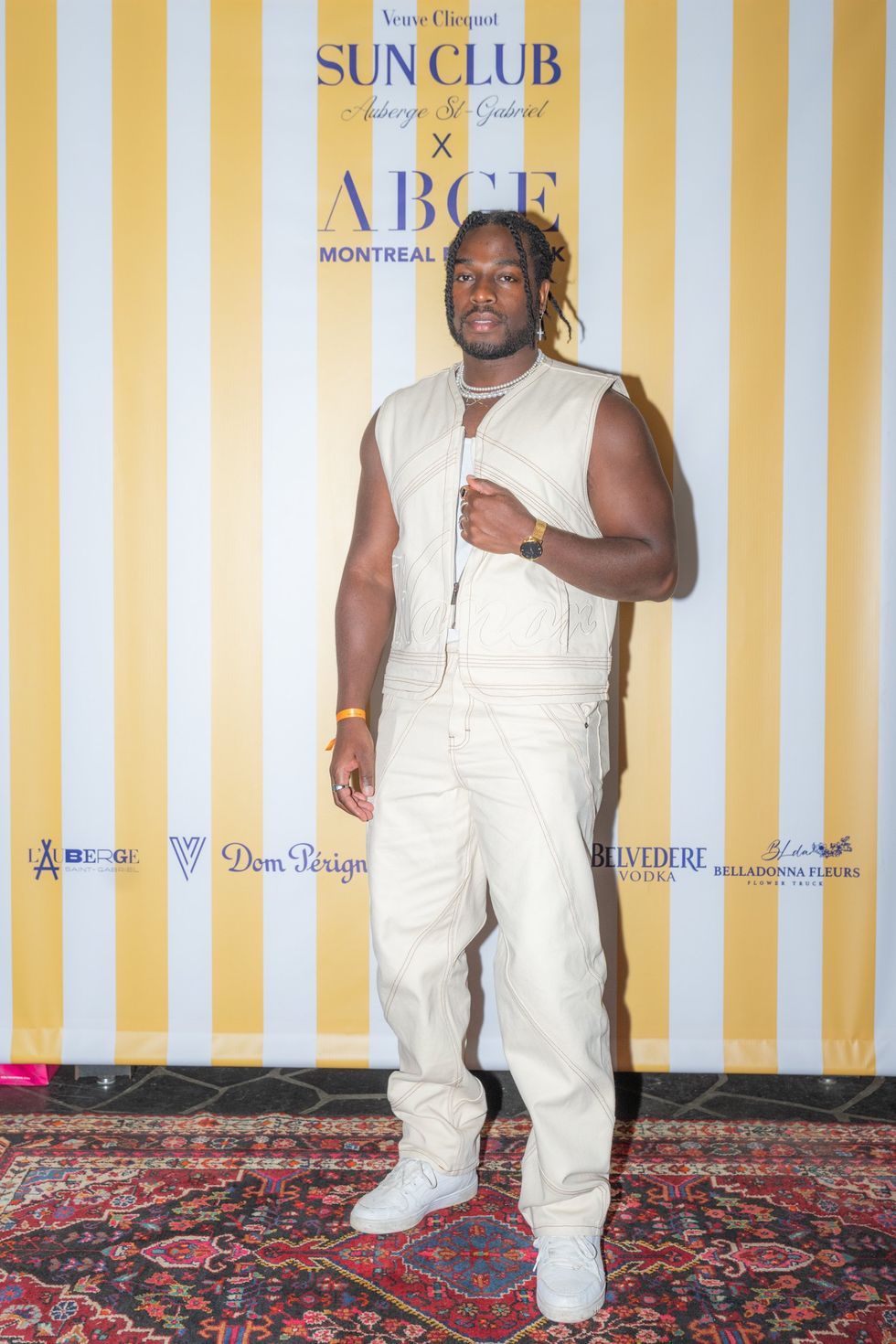 Anglesh Major sur le tapis rouge du Grand Prix de la F1 \u00e0 l'Auberge Saint-Gabriel.