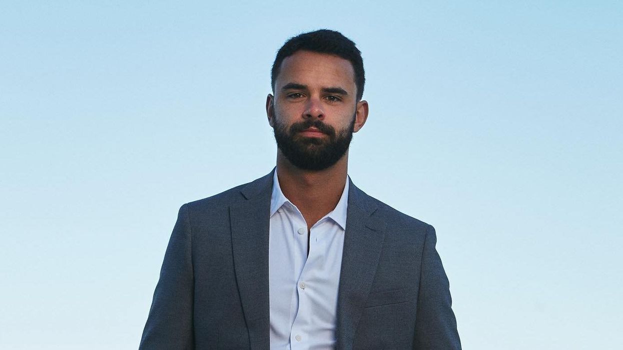 Anthony se faisant prendre en photo pour Occupation Double Andalousie.