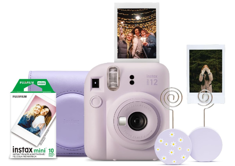 Appareil photo instantan\u00e9 violet avec ses accessoires.