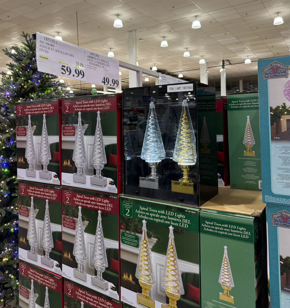 Arbres en spirale avec lumi\u00e8res DEL vendus dans le rayon des articles saisonniers chez Costco.