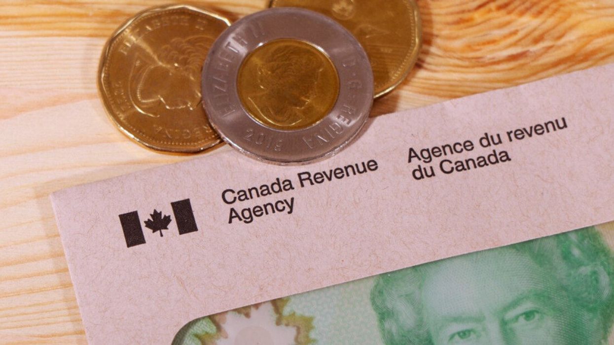 Argent canadien dans une enveloppe de l'Agence du revenu du Canada.