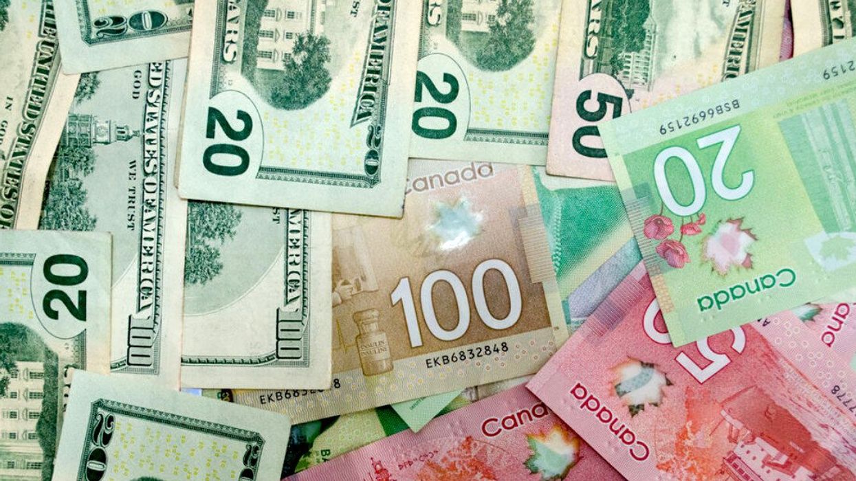 Argent canadien et américain.