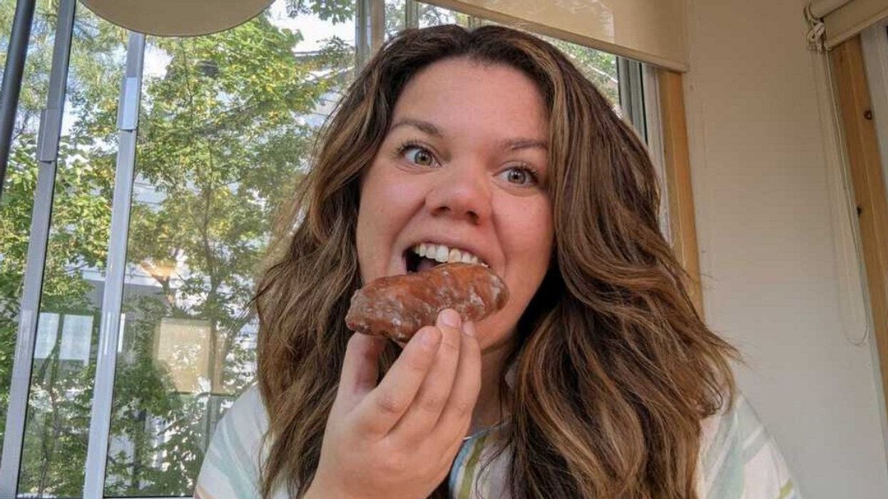 Ariane avec le beigne régal aux cerises du Tim Hortons. 