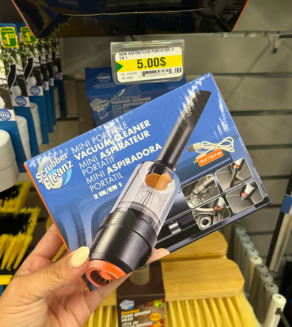 Aspirateur portatif dans son emballage au Dollarama.