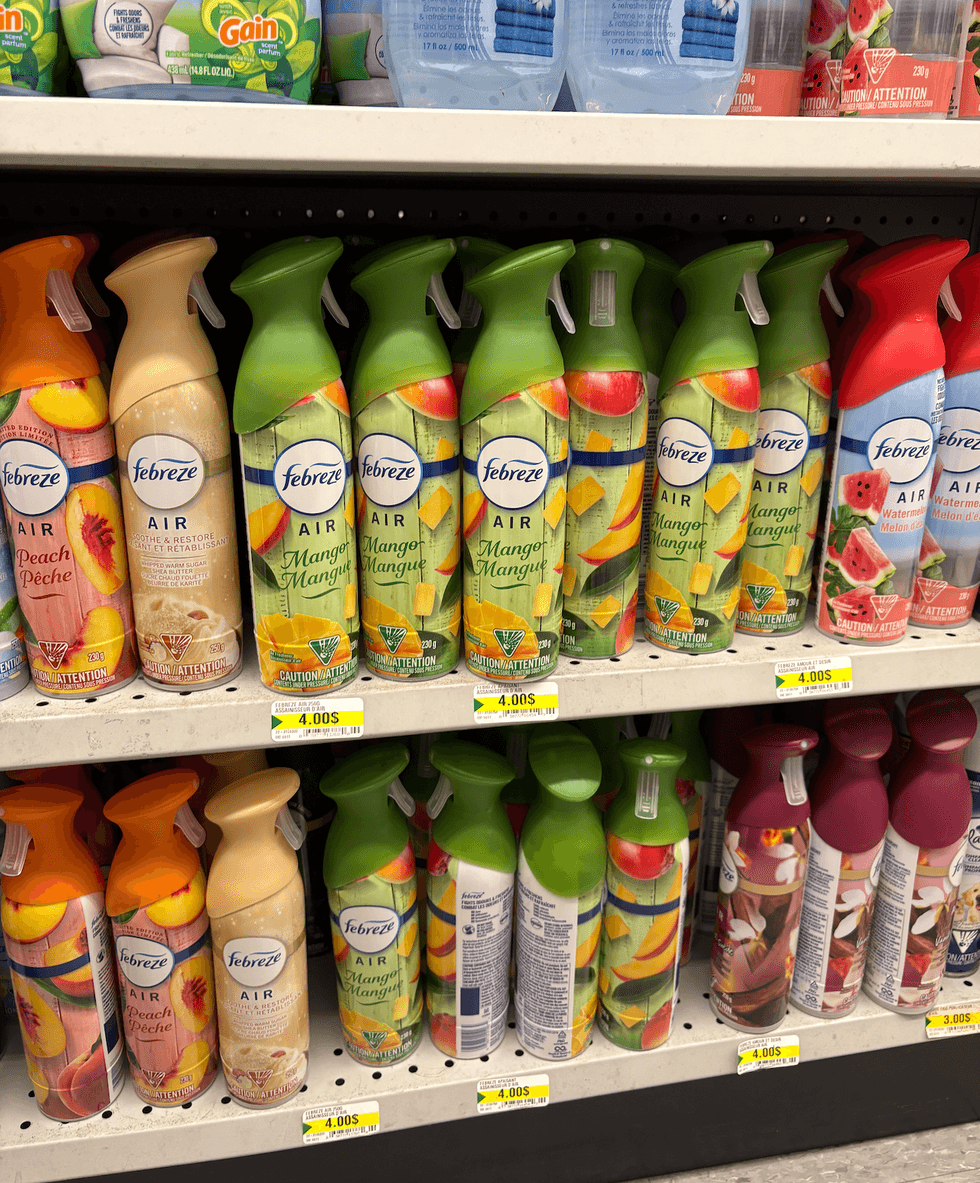 Assainisseur d'air Febreze sur les tablettes du Dollarama.