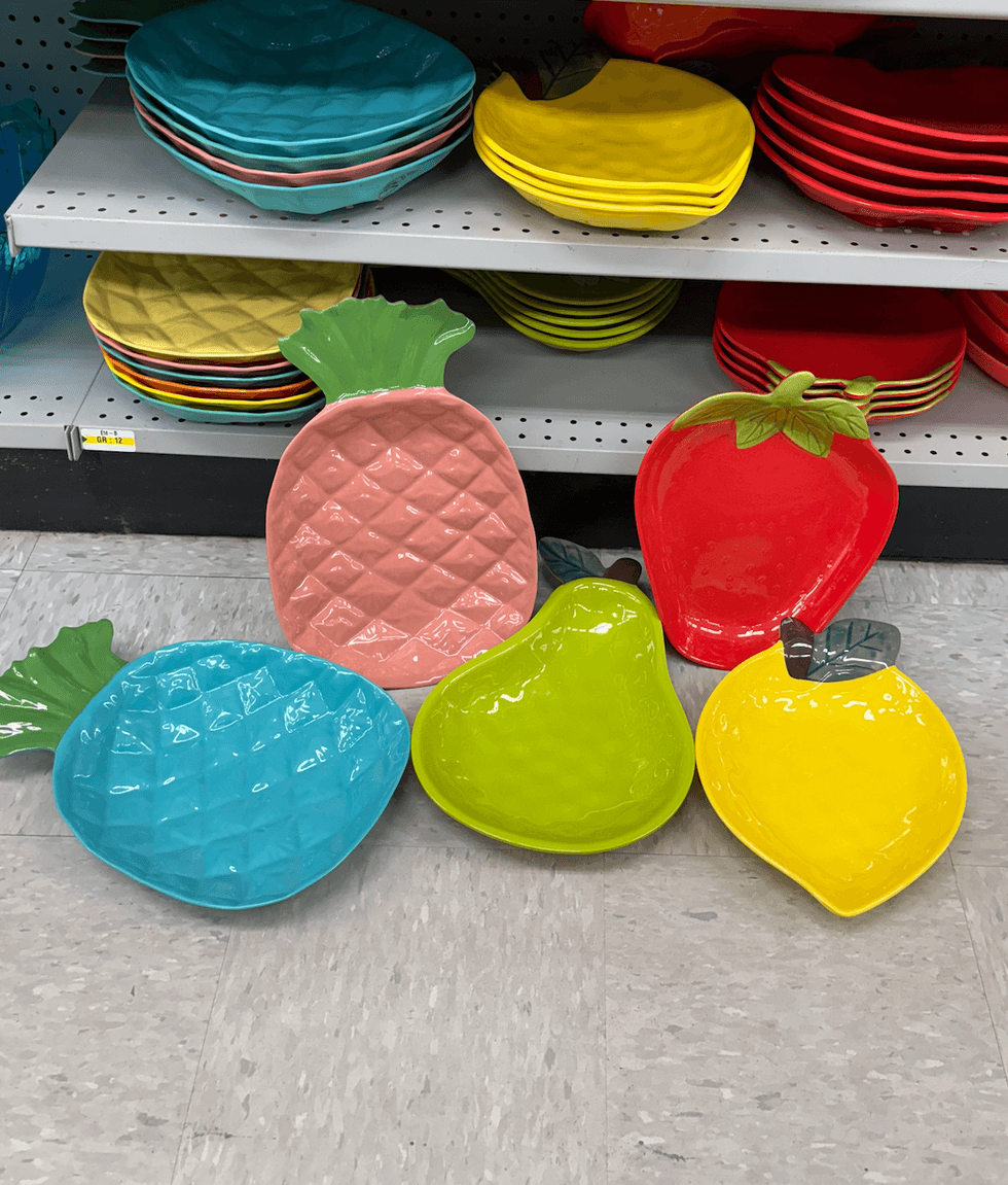 Assiette de pr\u00e9sentation en forme de fruit sur le sol du Dollarama.