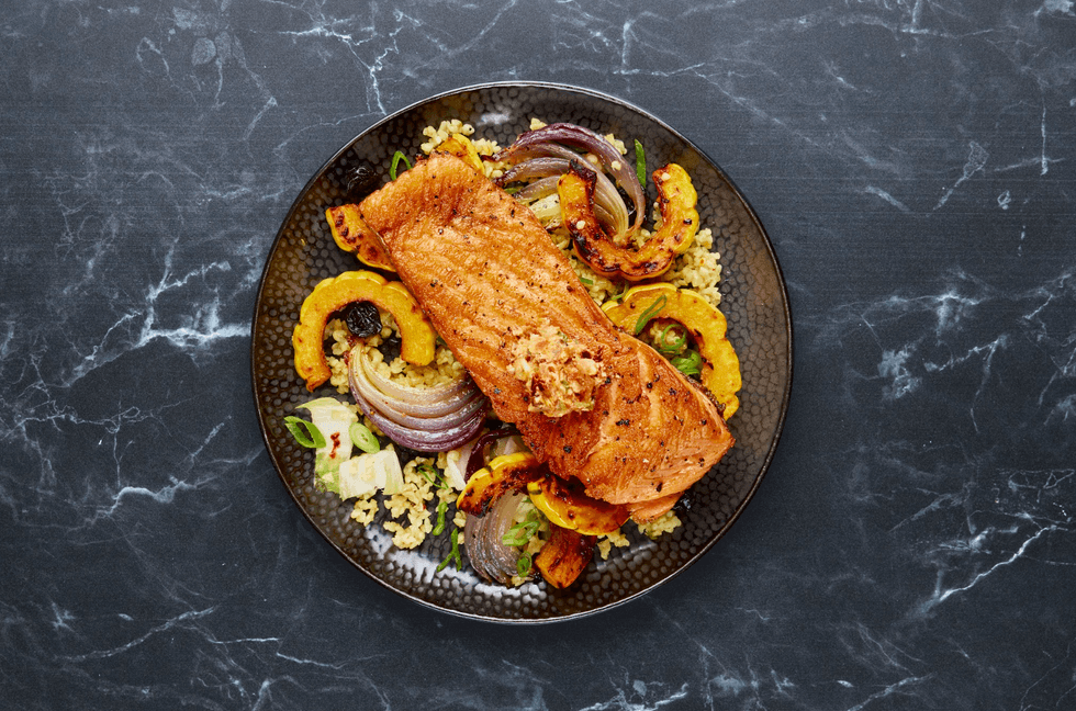 Assiette de saumon accompagn\u00e9 de l\u00e9gumineuses.