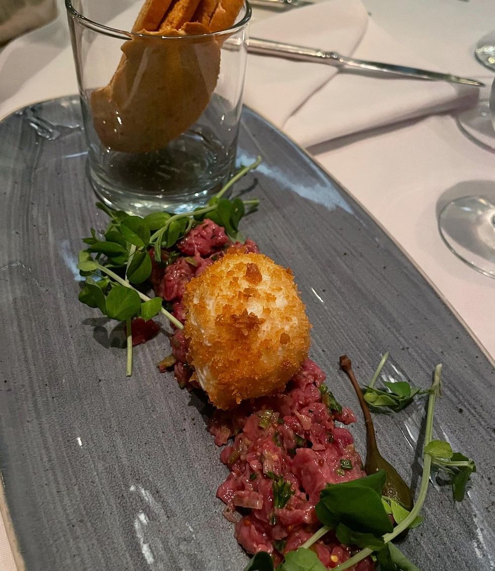 Assiette de tartare de b\u0153uf servie de mani\u00e8re \u00e9l\u00e9gante.