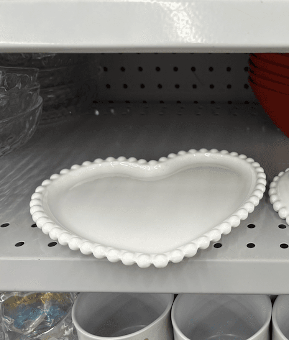 Assiette en c\u00e9ramique blanche en forme de coeur vendue au Dollarama.