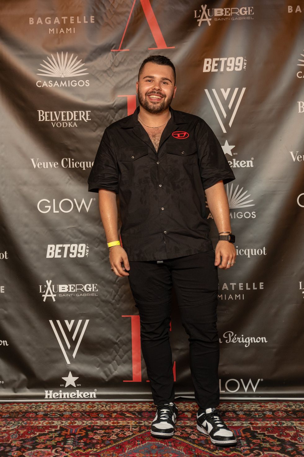 au tapis rouge de L'Auberge Saint-Gabriel pour les festivit\u00e9s du Grand Prix de la F1.