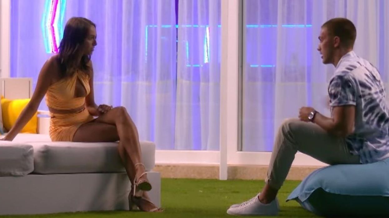 Audrey et William en pleine discussion.