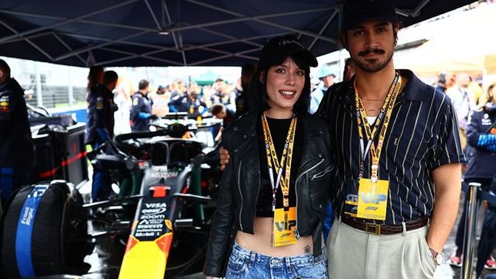 Avan Jogia et Halsey devant une voiture de course \u00e0 la F1 de Montr\u00e9al.