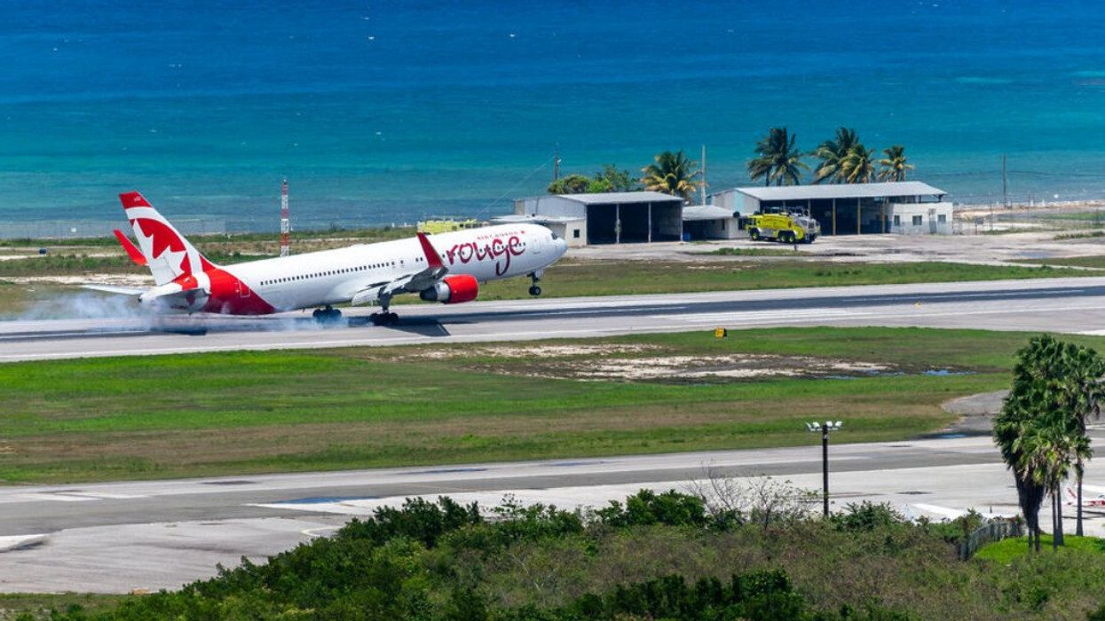 Avion atterrissant au bord de la mer en Jamaïque.
