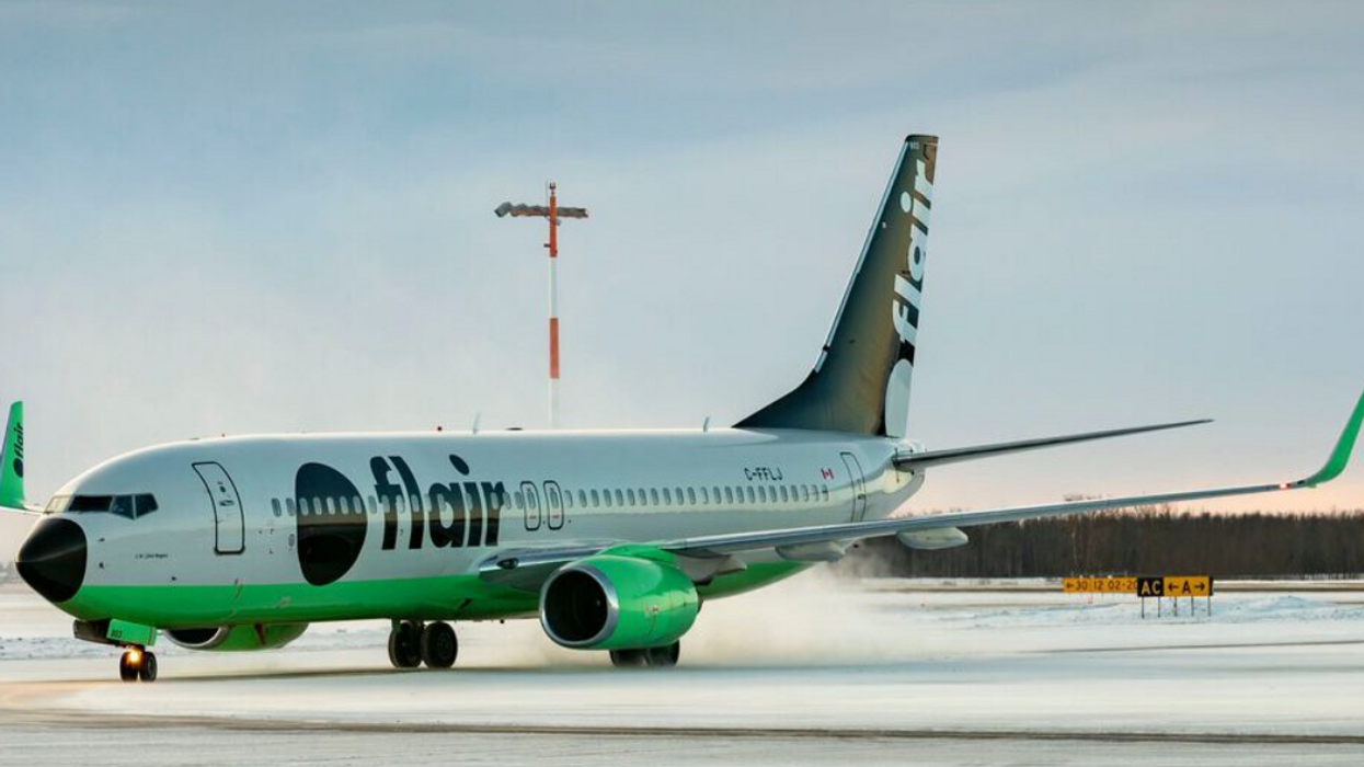Avion Flair Airlines.