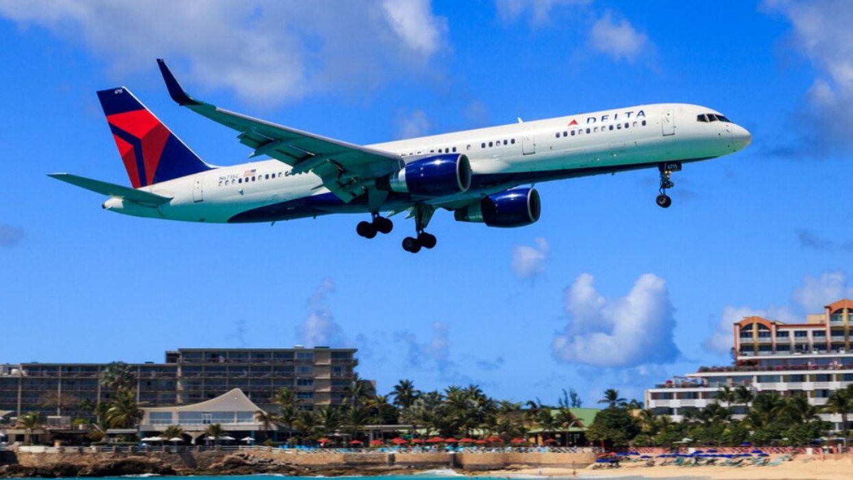 Avion survolant une plage.