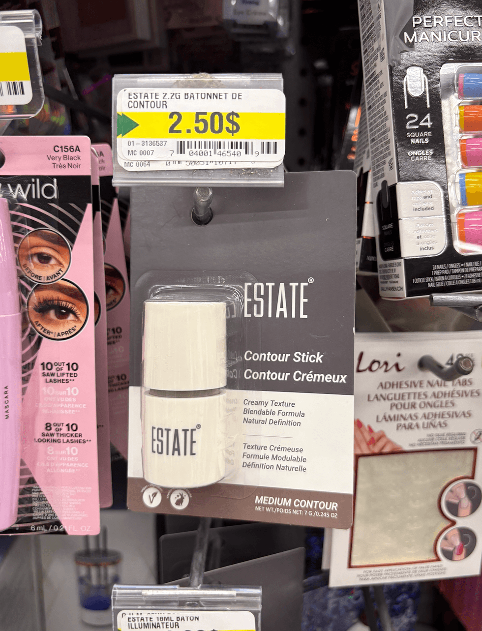 B\u00e2ton de contour cr\u00e9meux sur les \u00e9tag\u00e8res du Dollarama.