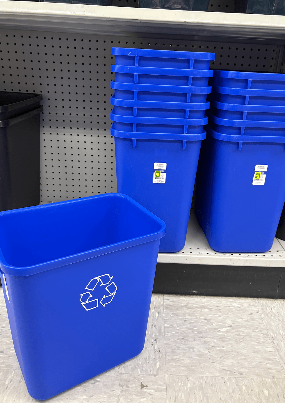 Bac de recyclage sur les tablettes du Dollarama.