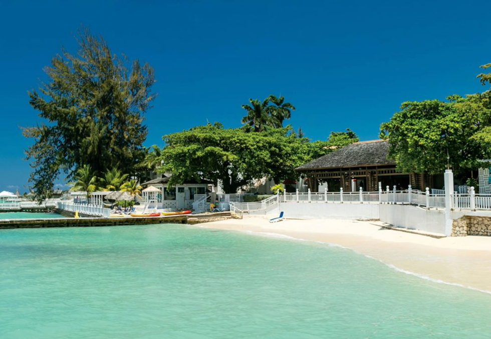 Bar au bord de la plage de l'h\u00f4tel Royal Decameron Montego Beach Hotel \u00e0 Montego Bay en Jama\u00efque.