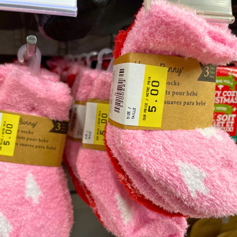 Bas pour b\u00e9b\u00e9 roses sur une \u00e9tag\u00e8re murale.