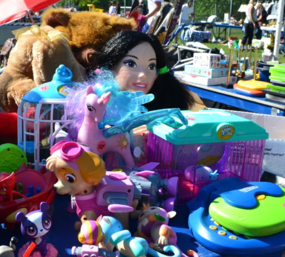 Bazar avec une table remplie de jouets.