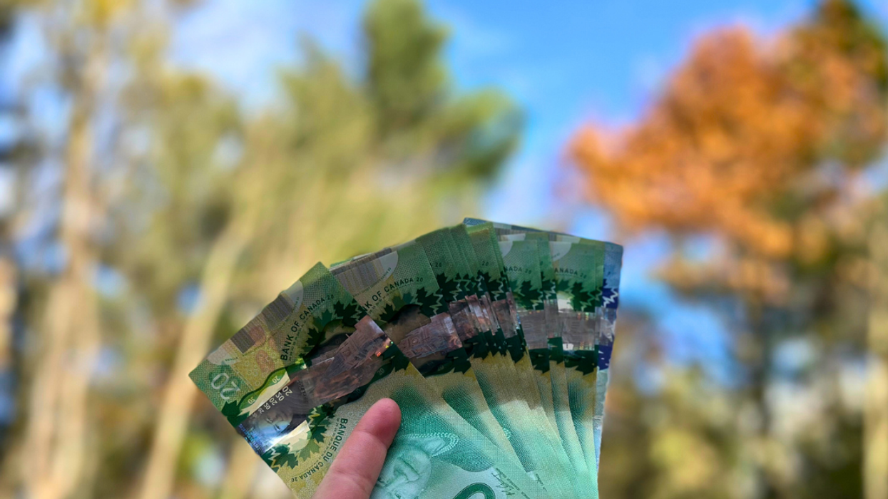 Billets canadiens de 20 $ et 5 $.