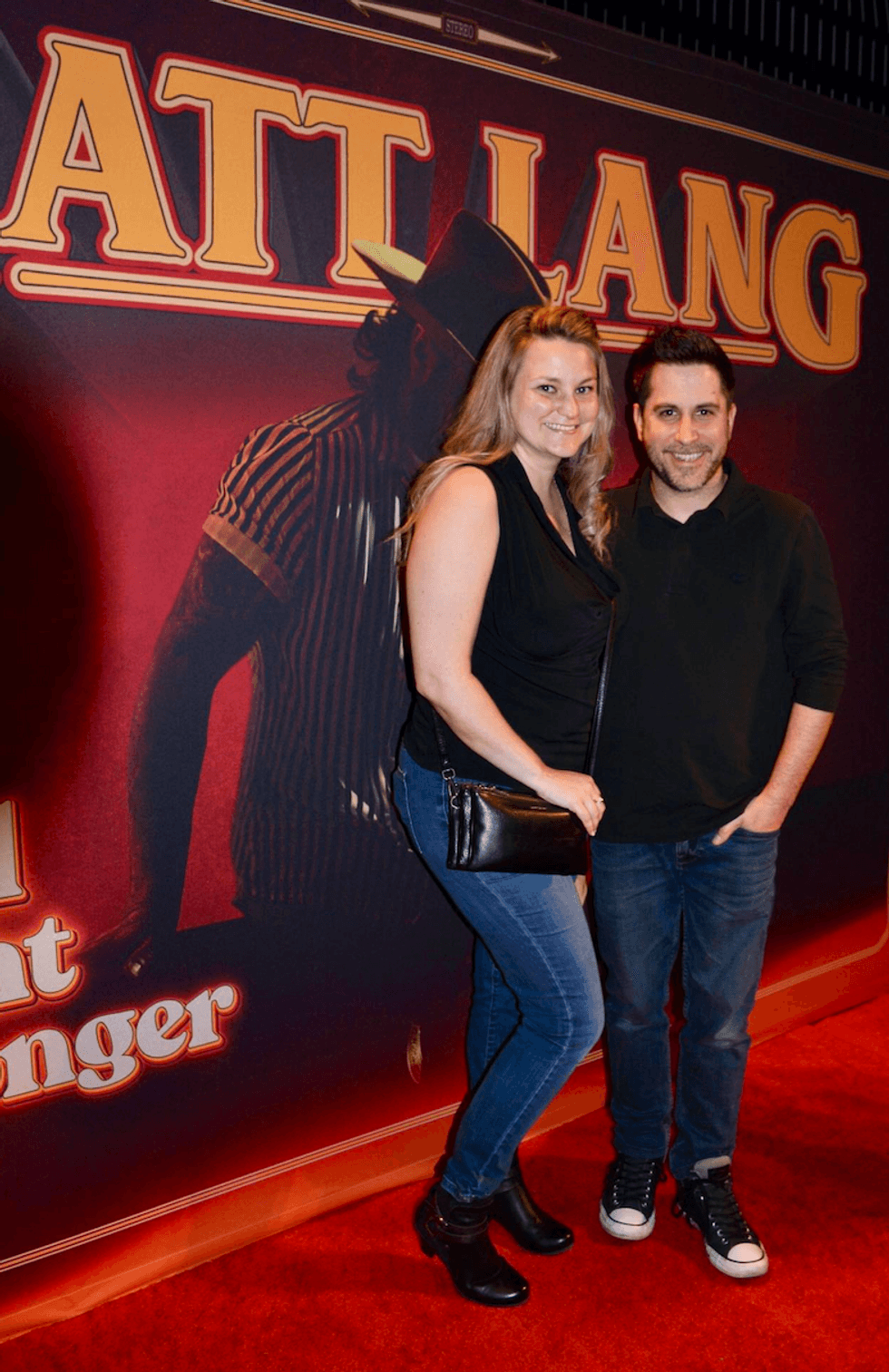 Billy Tellier et sa conjointe sur le tapis rouge \u00e0 la premi\u00e8re de Matt Lang.