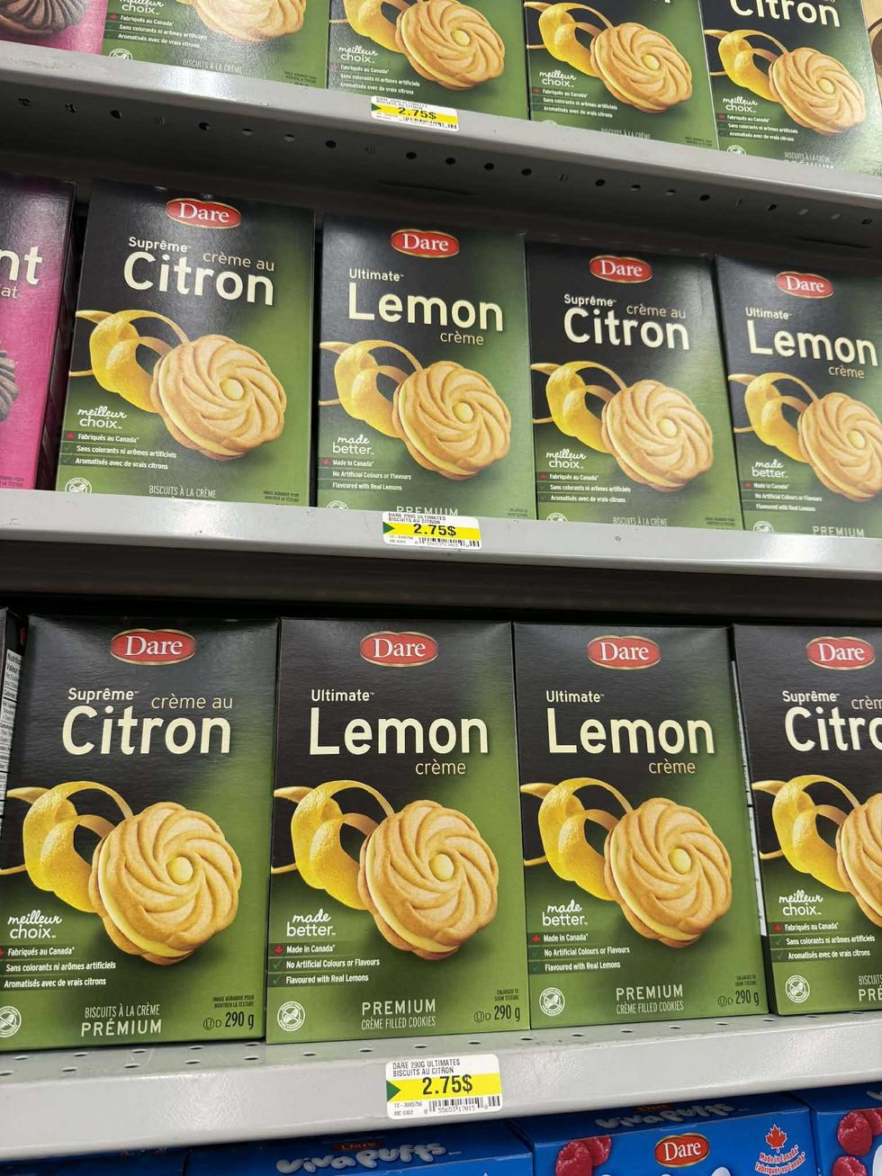 Biscuits supr\u00eame cr\u00e8me au citron de la marque Dare sur les tablettes du Dollarama.