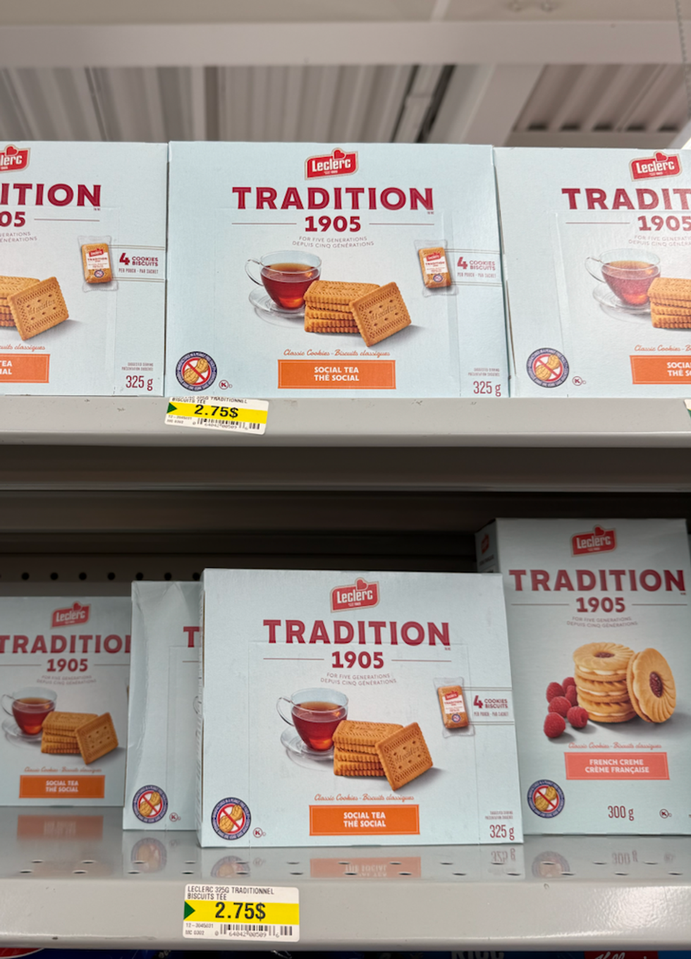 Biscuits Tradition de Leclerc dans leur bo\u00eete en carton sur une \u00e9tag\u00e8re du Dollarama.