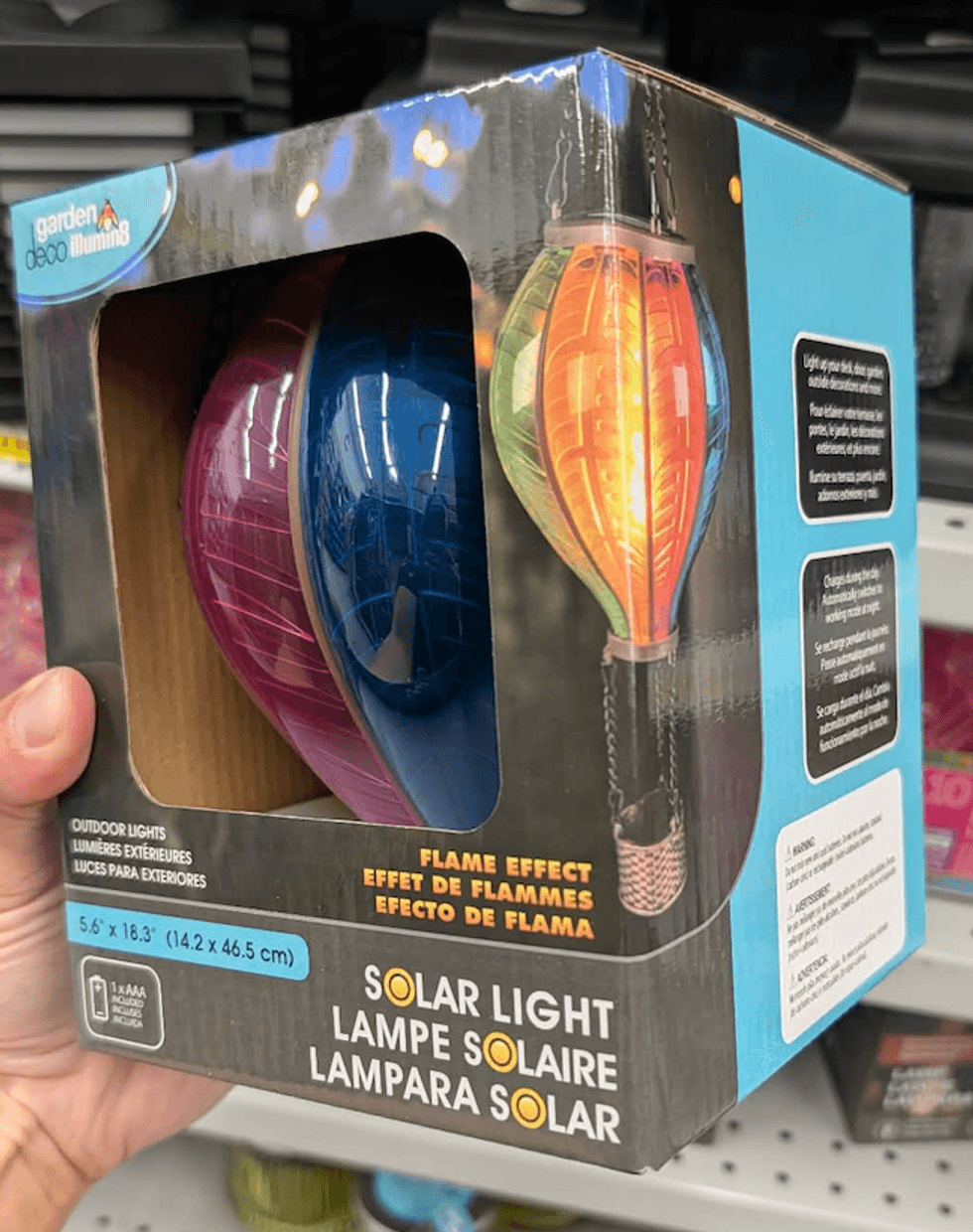 Bo\u00eete d'une lampe solaire d\u00e9corative \u00e0 effet flamme vendue chez Dollarama.