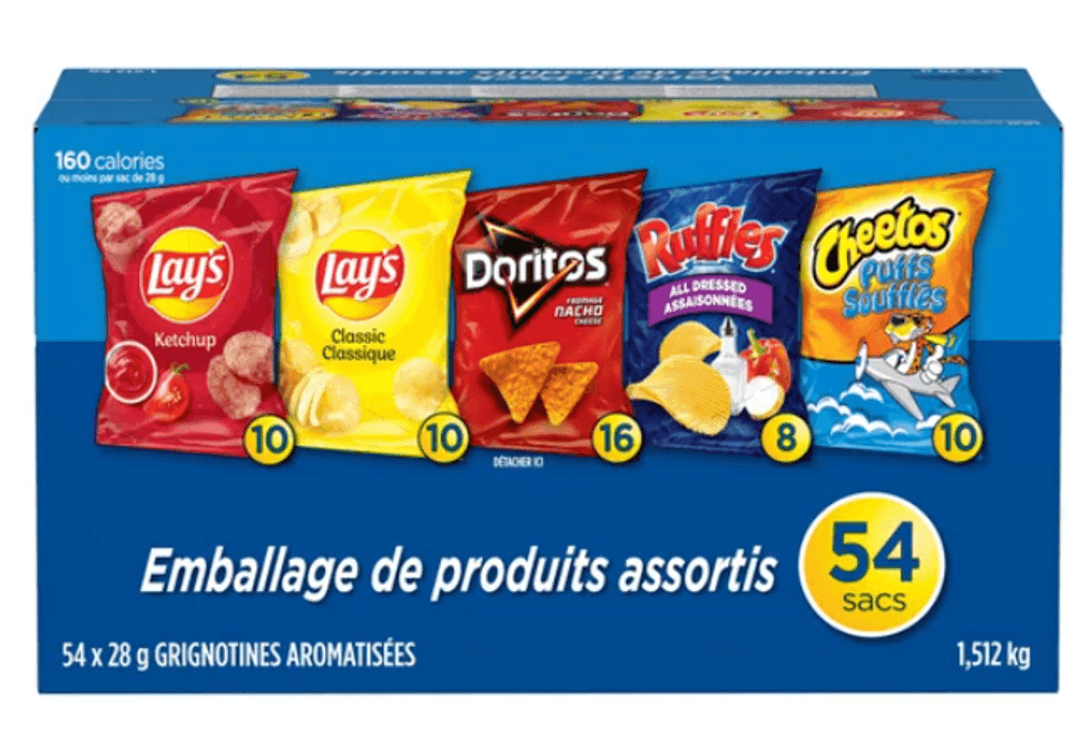 Bo\u00eete de 54 sacs de croustilles Frito-Lay comprenant des Lay's, Doritos, Ruffles et Cheetos.
