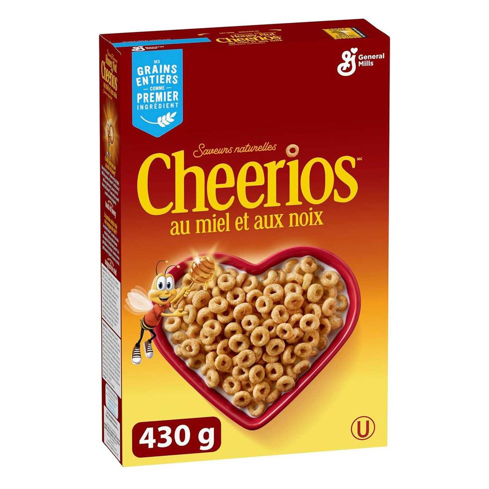 Bo\u00eete de c\u00e9r\u00e9ales Cheerios, sur fond blanc.