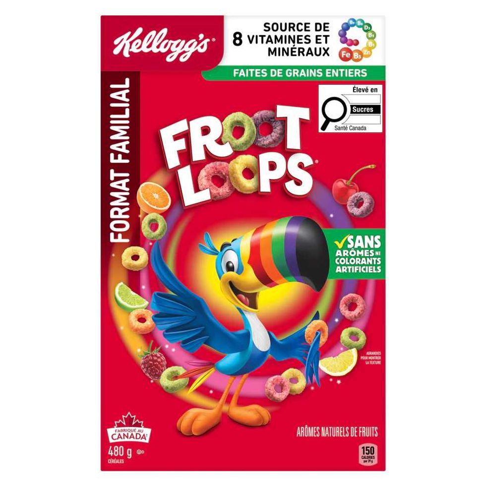 Bo\u00eete de c\u00e9r\u00e9ales Froot Loops de Kellogg's sur fond blanc.