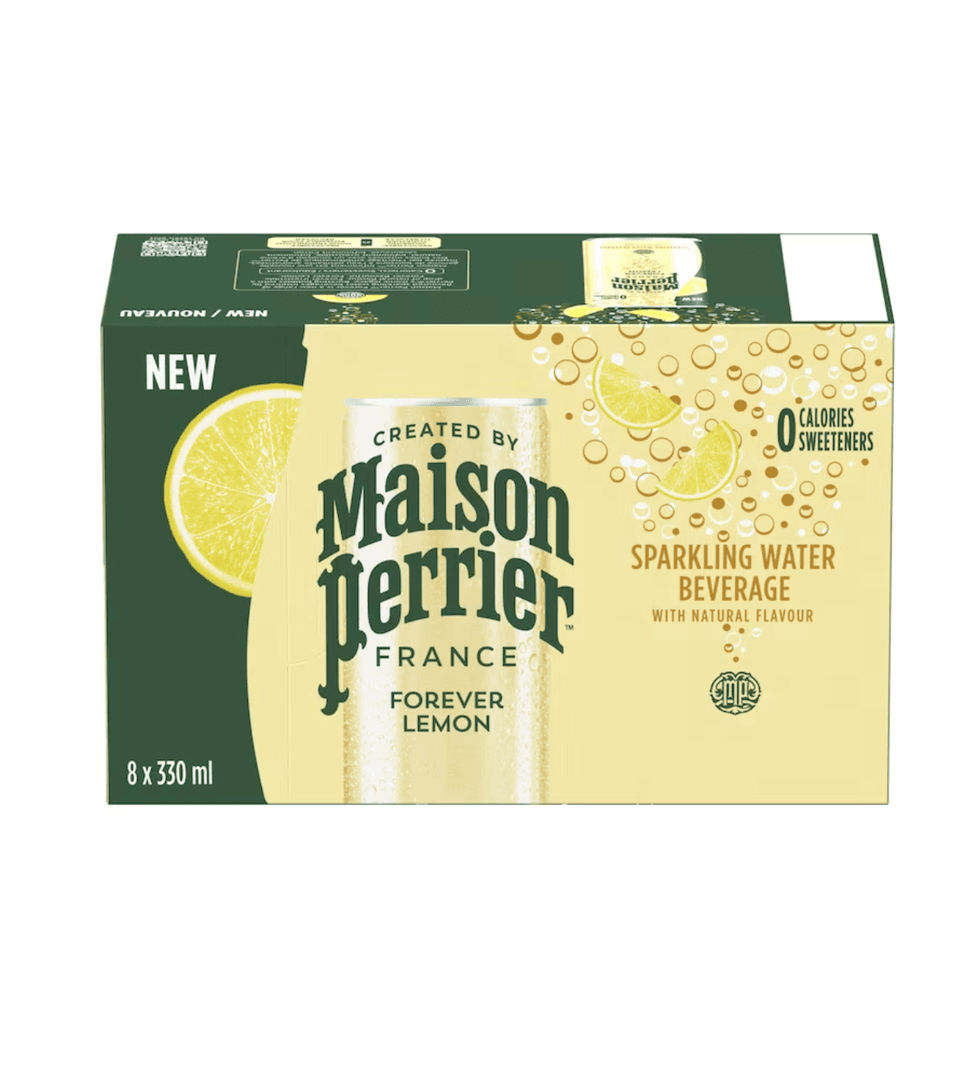 Bo\u00eete de cannettes d'eau p\u00e9tillante infiniment citron de Perrier sur fond blanc.