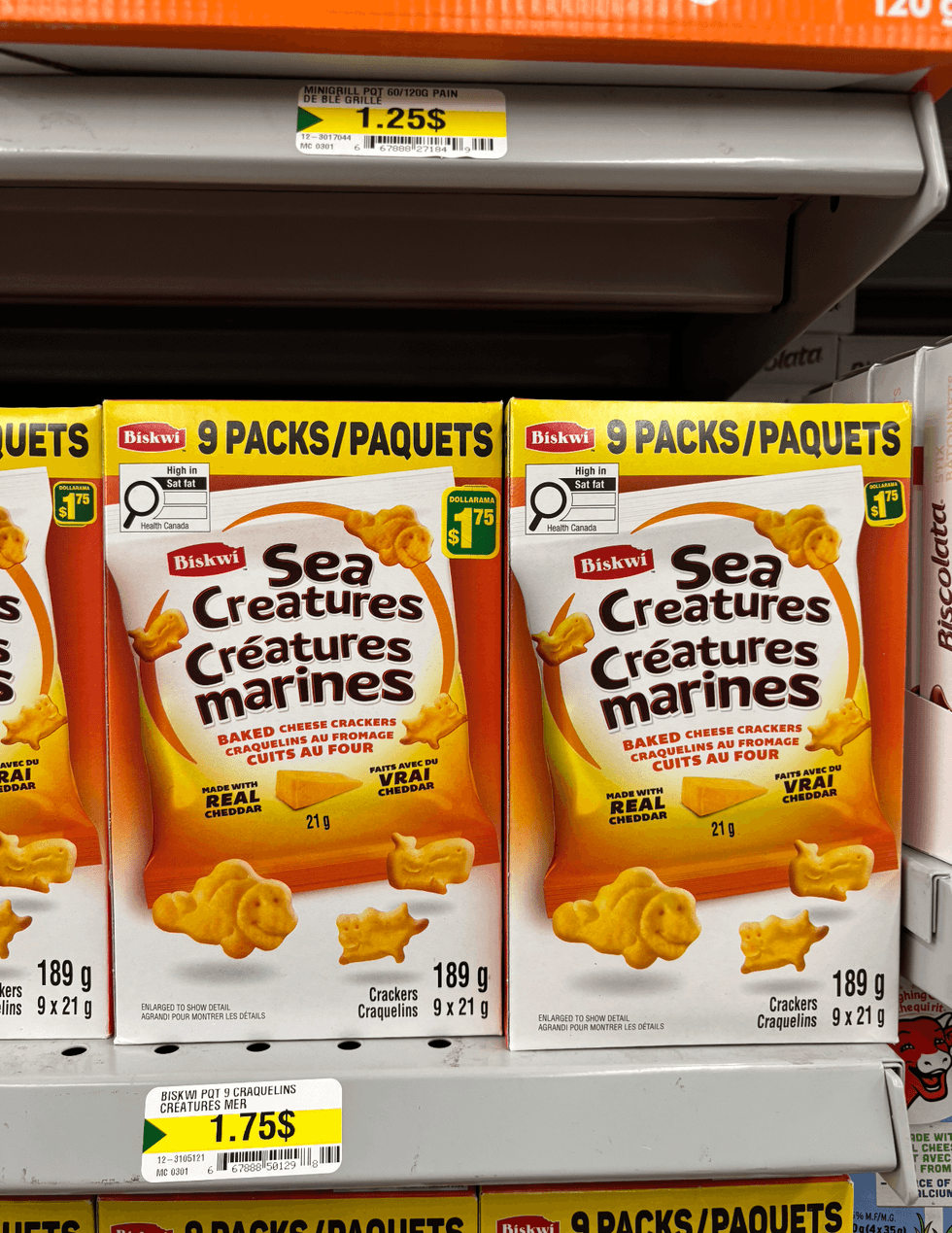 Bo\u00eete de craquelins fromag\u00e9s en forme d'animaux marins.