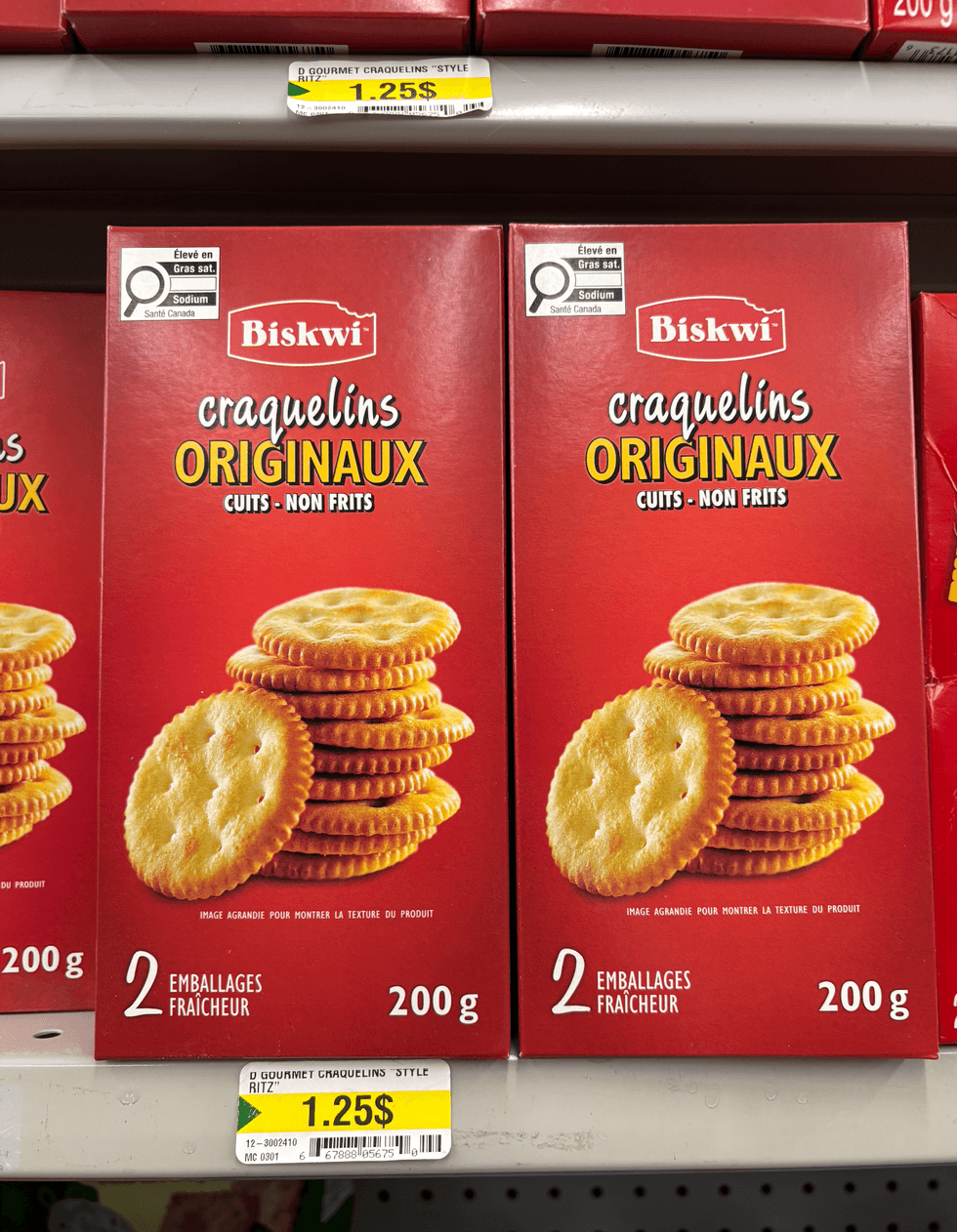 Bo\u00eete de craquelins sal\u00e9s.