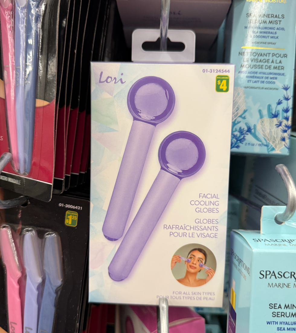 Bo\u00eete de globes rafra\u00eechissants mauves pour le visage accroch\u00e9e sur les tablettes du Dollarama.