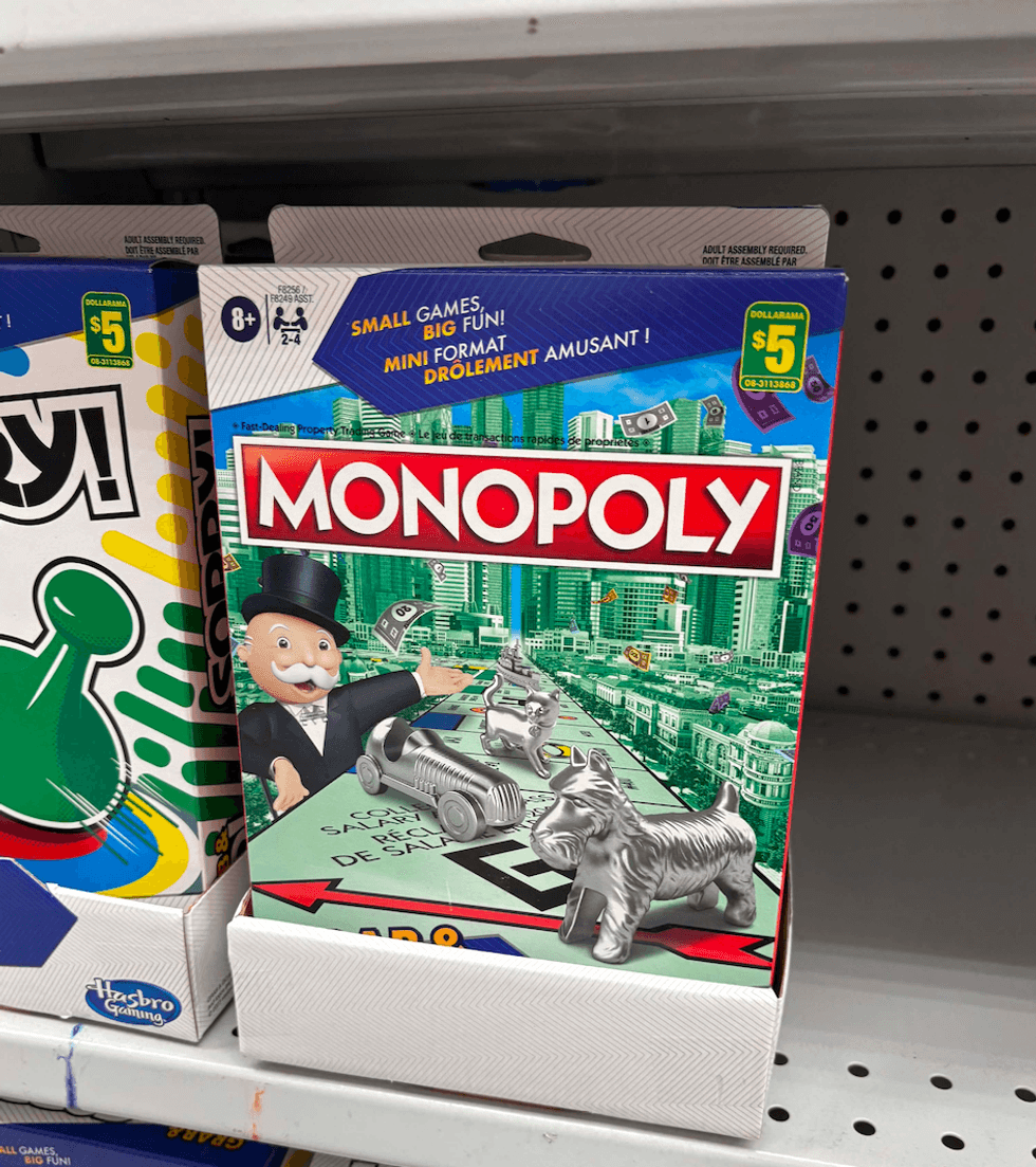 Bo\u00eete de jeu Monopoly en format mini vendue 5 $ sur une tablette de Dollarama.