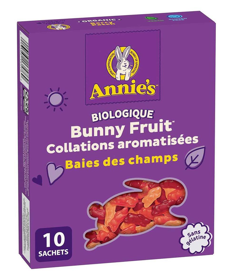 Bo\u00eete de sachets de friandises biologiques Annie's sur fond blanc.