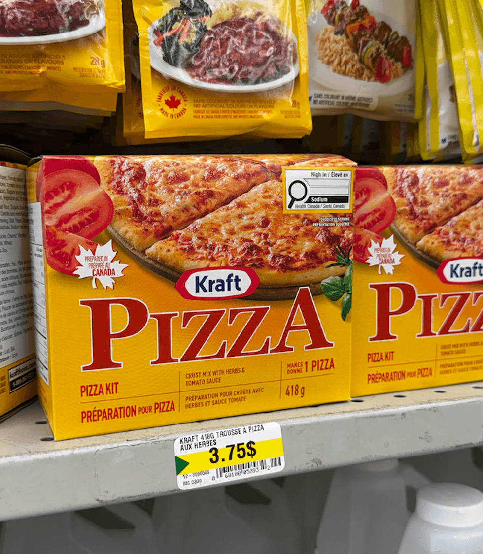 Bo\u00eete de trousse \u00e0 pizza Kraft sur une tablette Dollarama.