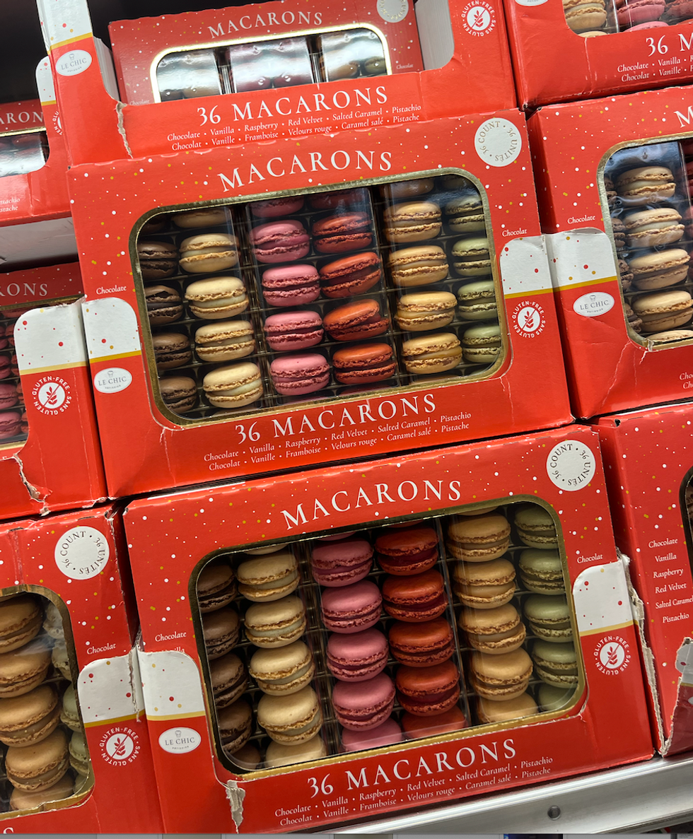 Bo\u00eete rouge comprenant 36 macarons vari\u00e9s et six saveurs.